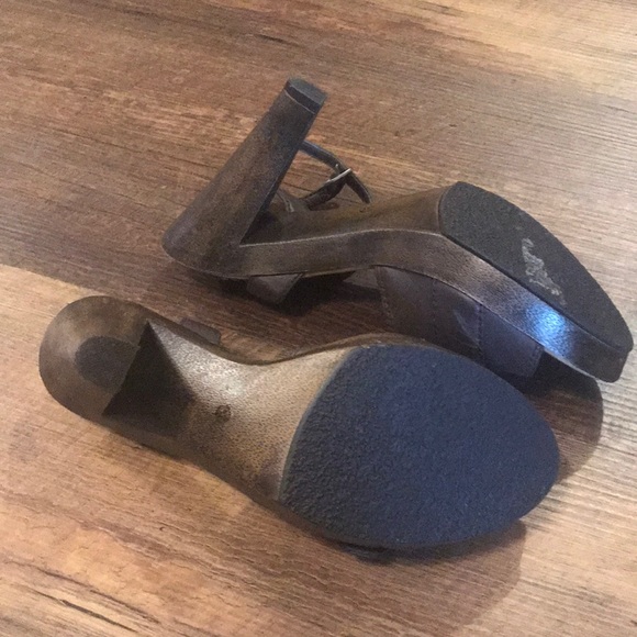 Brown high heeled shoes - Picture 4 of 5